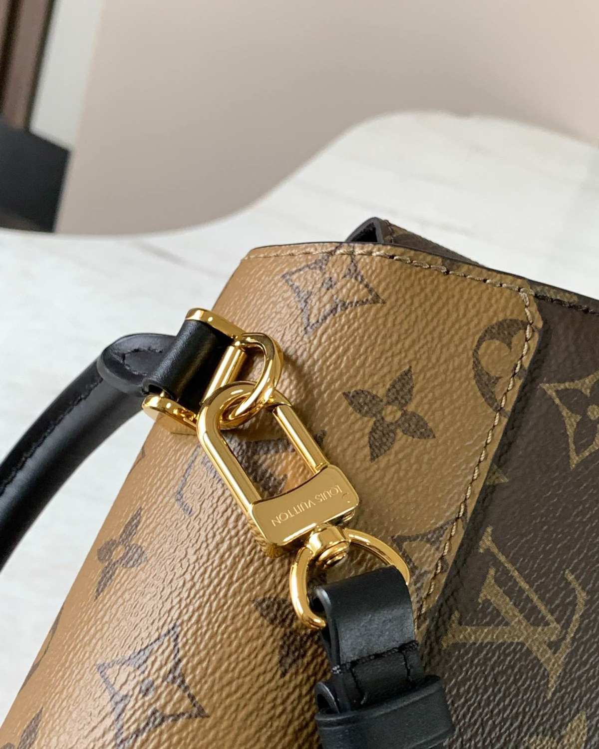 Tilsitt 手袋由 Monogram 和 Monogra