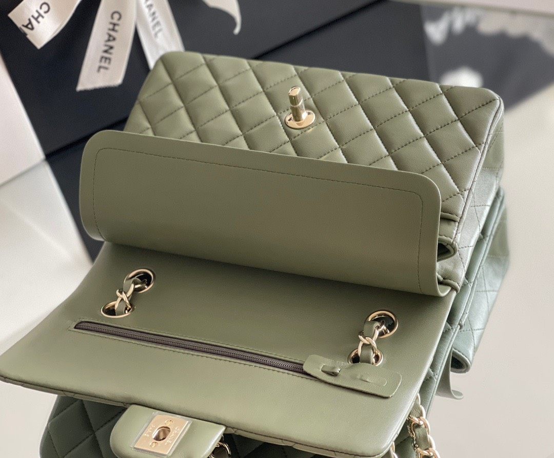 这款手袋有着深厚的历史，在时尚界一切都瞬息万变，只需要一季的