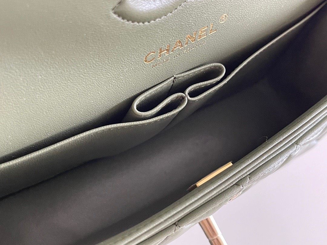 这款手袋有着深厚的历史，在时尚界一切都瞬息万变，只需要一季的