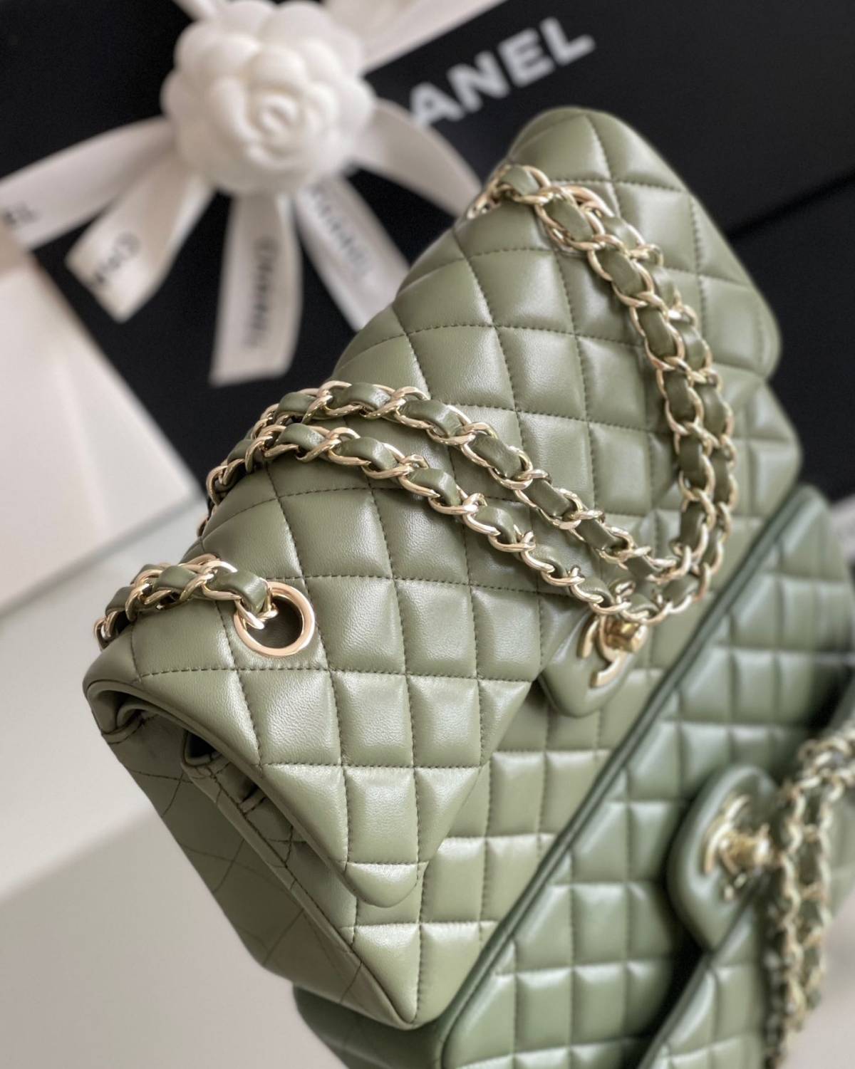 这款手袋有着深厚的历史，在时尚界一切都瞬息万变，只需要一季的