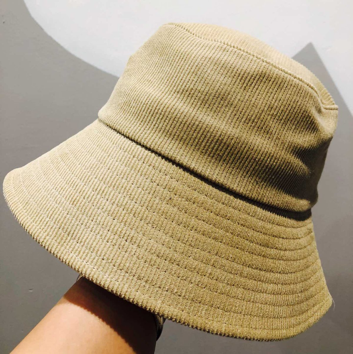 前面分享的几个帽子都是黑色的棒球帽渔夫帽会比较百搭，穿着没有