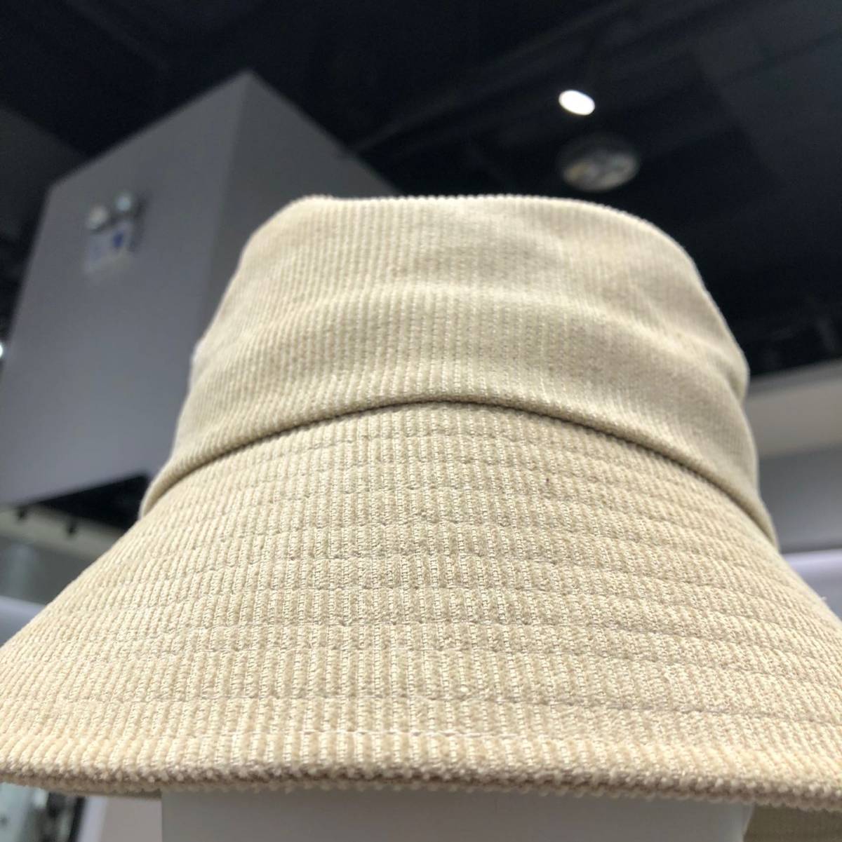 前面分享的几个帽子都是黑色的棒球帽渔夫帽会比较百搭，穿着没有