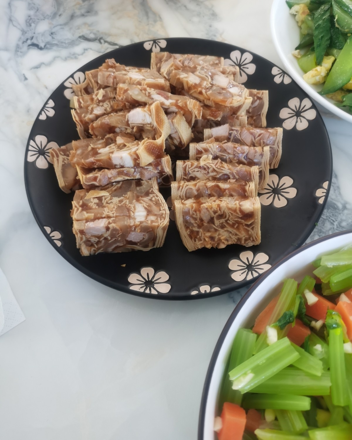 不知道南方有没有这道菜，我是从小到大都叫焖子  每次结婚酒席