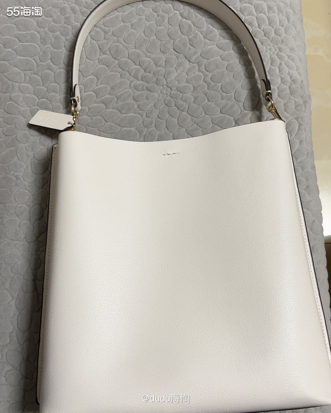 ❤️来自客订返图 🌷这个水桶包颜值还是很在线的，而且也很能