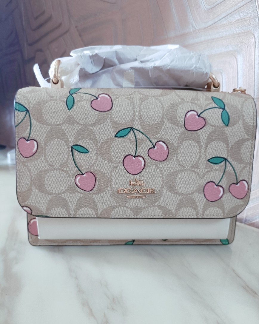 昨晚收到了轻速国际的快递，最近它家速度上来了还是很给力的！ 