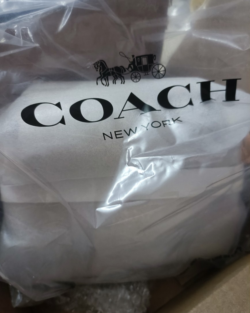 昨晚收到了轻速国际的快递，最近它家速度上来了还是很给力的！ 