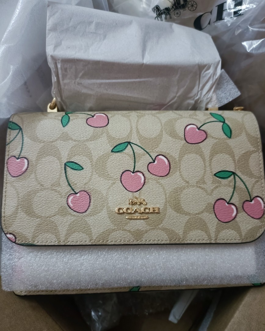 昨晚收到了轻速国际的快递，最近它家速度上来了还是很给力的！ 