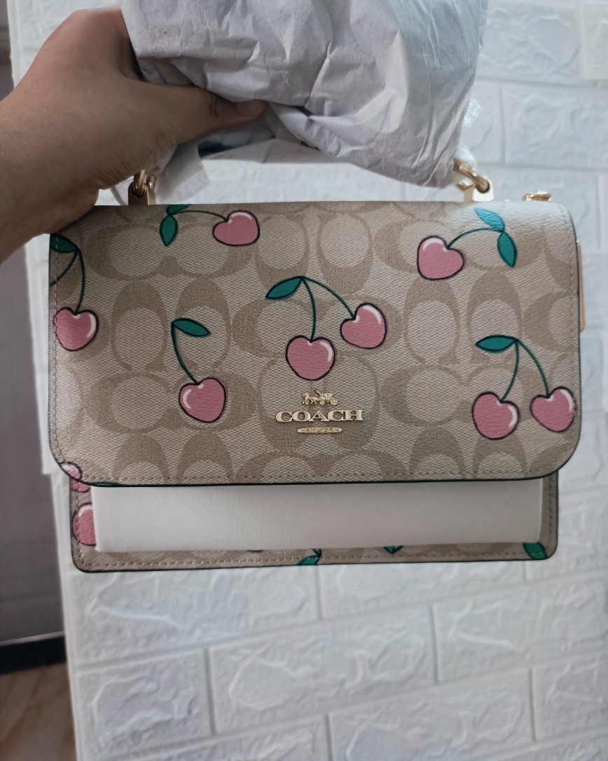 昨晚收到了轻速国际的快递，最近它家速度上来了还是很给力的！ 