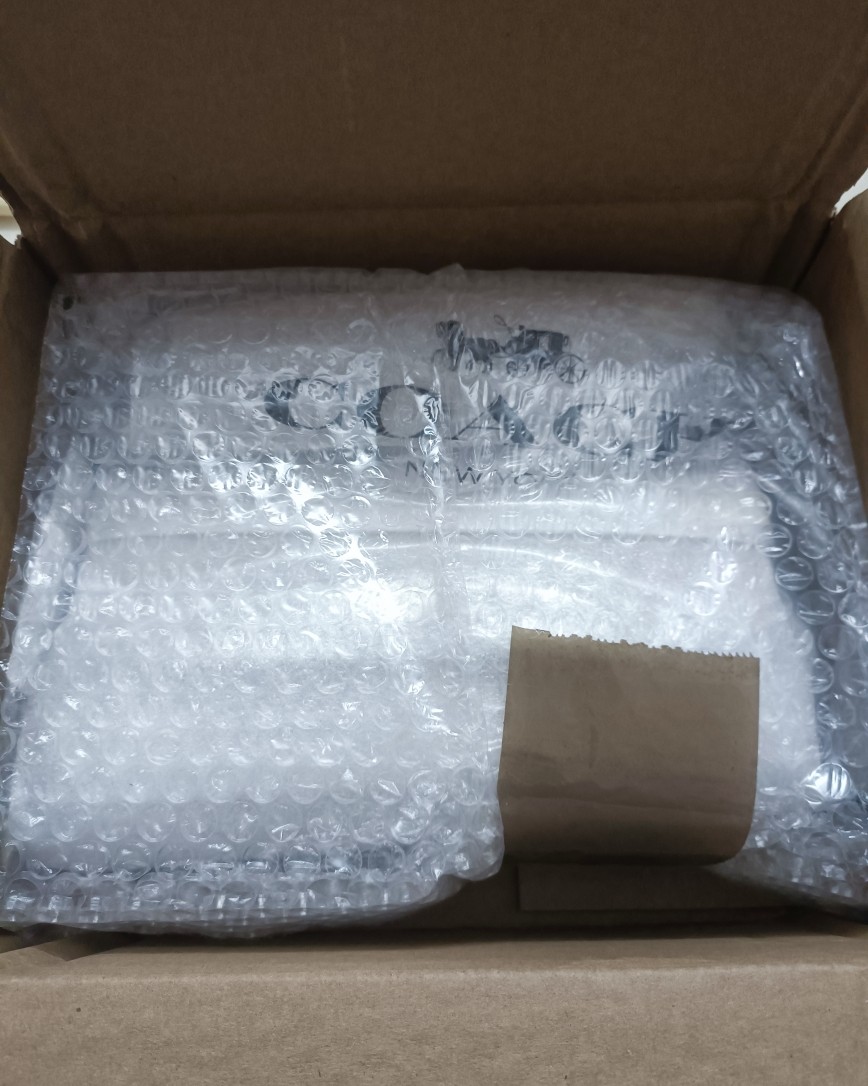 昨晚收到了轻速国际的快递，最近它家速度上来了还是很给力的！ 