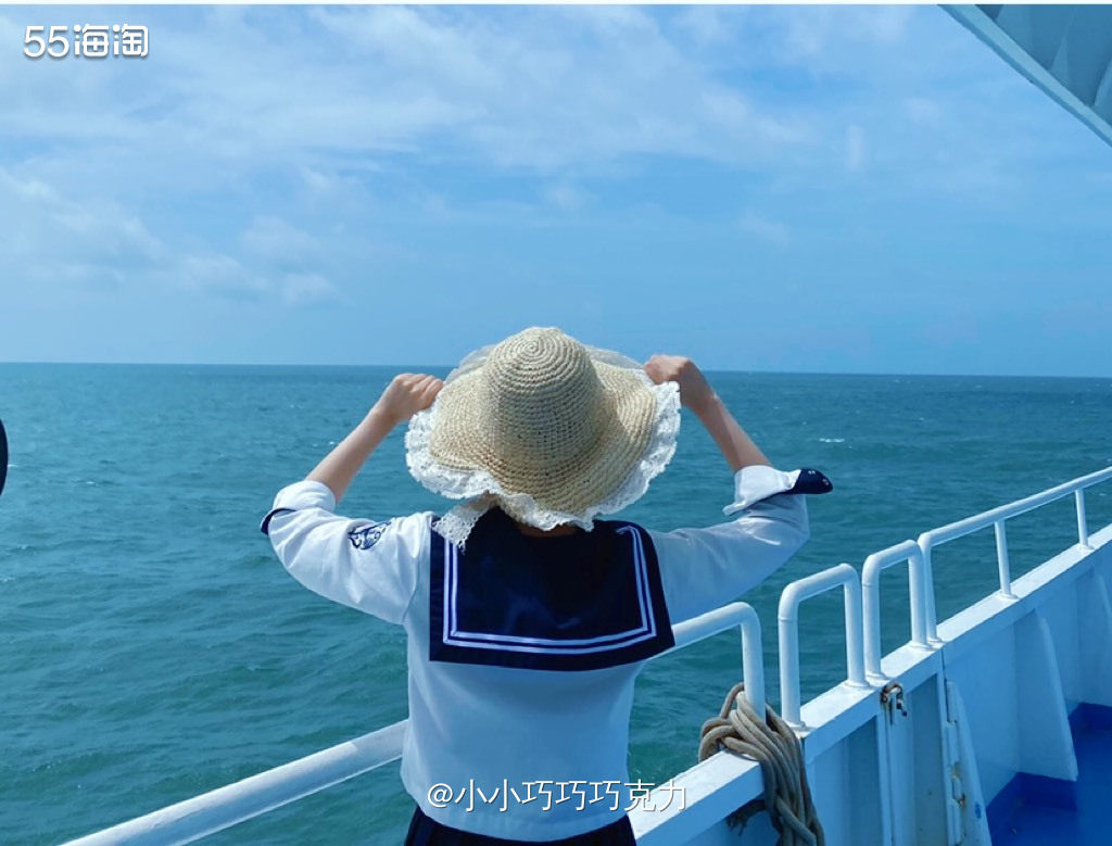 前年去海边玩的时候买了一顶草帽，草帽真的很清新啦，跟海边沙滩