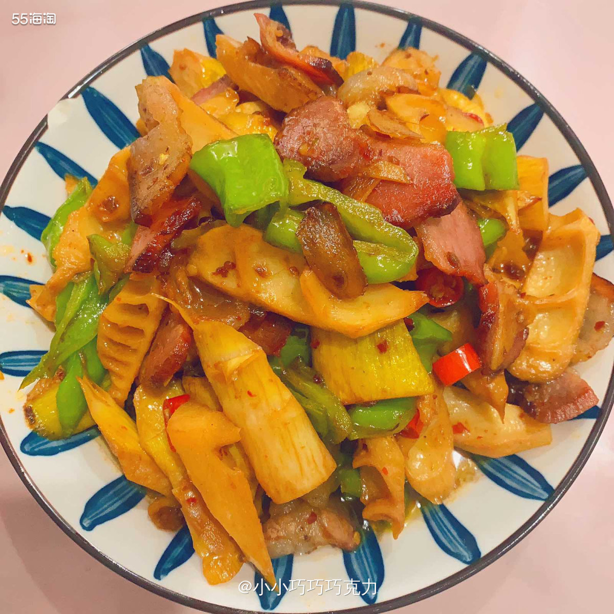 今天晚餐来啦很简单的两个菜哦，哈哈，主要是冰箱就这些食材了，