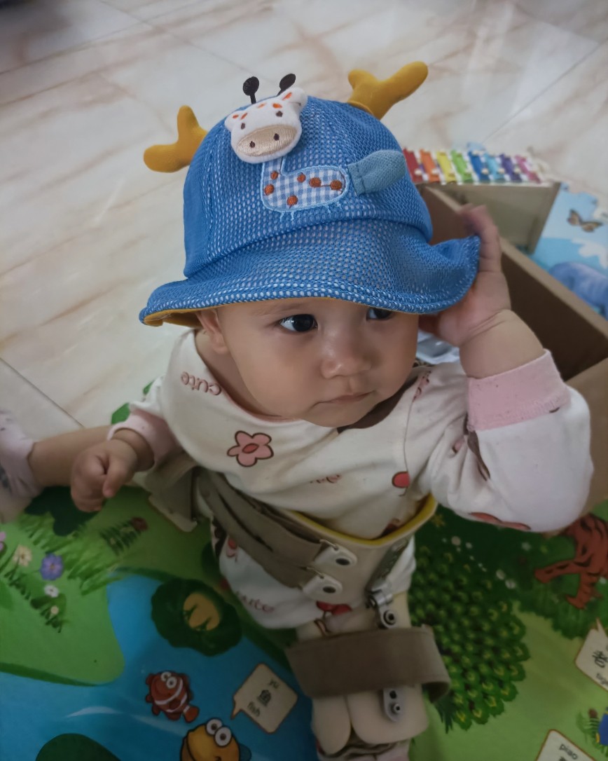 前几个月还不大的时候，我女儿爸爸给她买了几顶帽子，说起来很搞