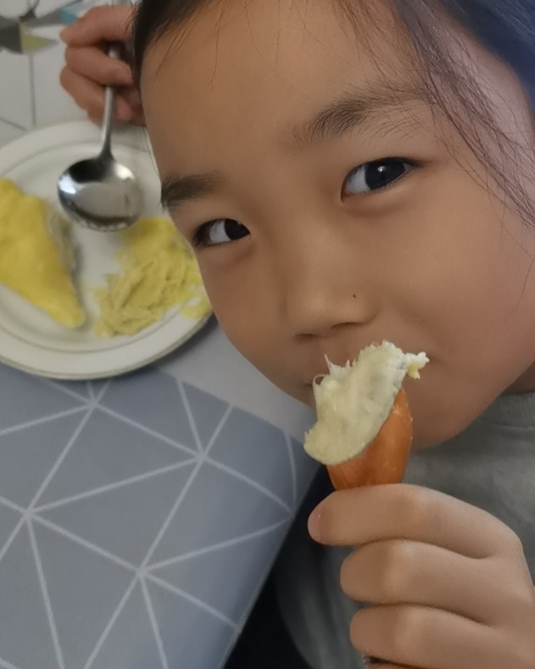 ✅下午带娃散步，路过水果店有榴莲的香味飘出来 果断的来个榴莲