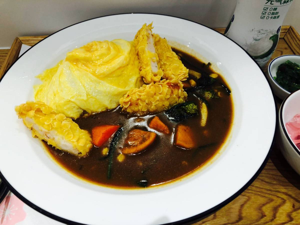 午饭又去吃池奈蛋包饭啦！很喜欢这家的咖喱蛋包饭好看味道好，微