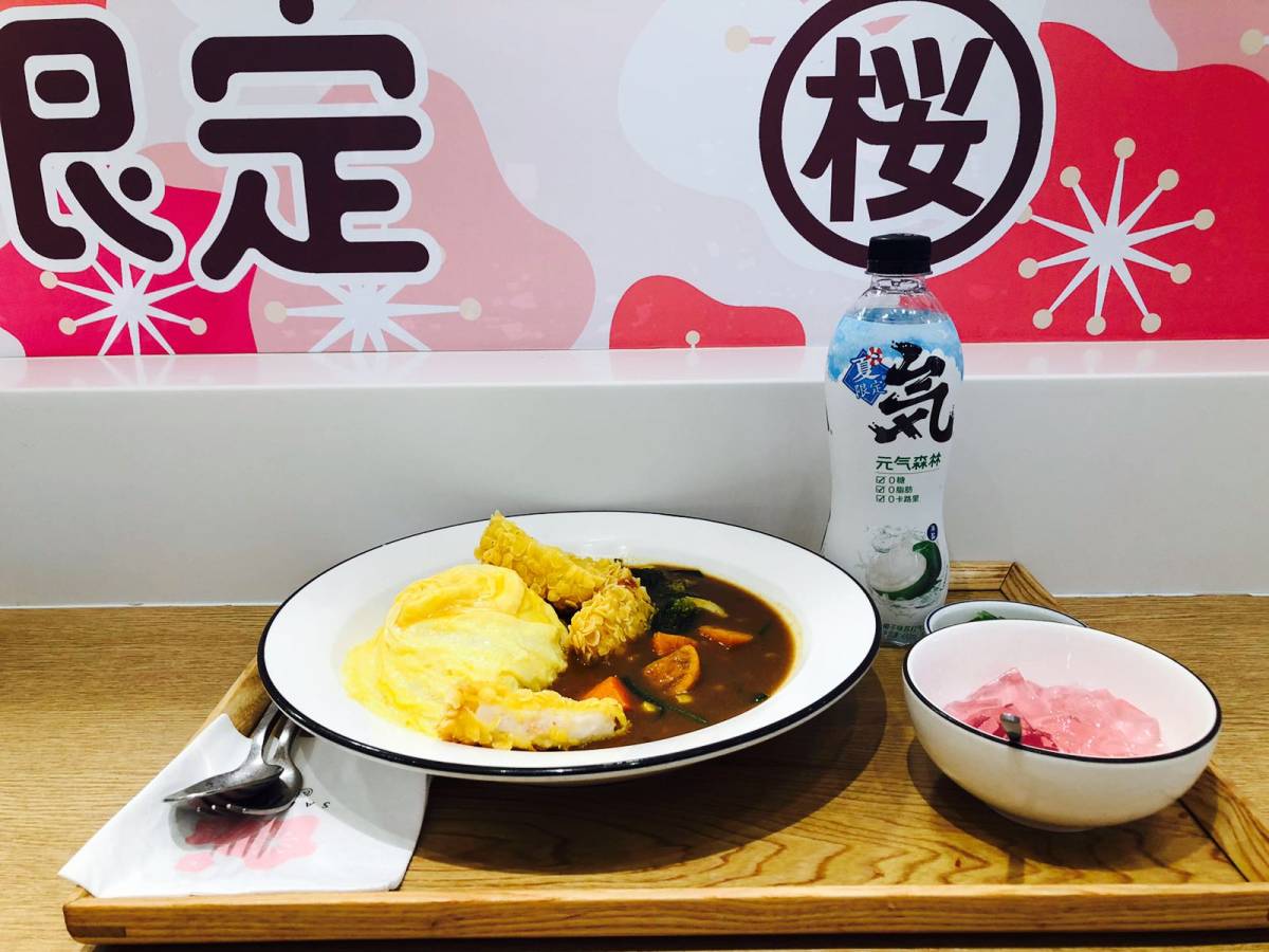 午饭又去吃池奈蛋包饭啦！很喜欢这家的咖喱蛋包饭好看味道好，微