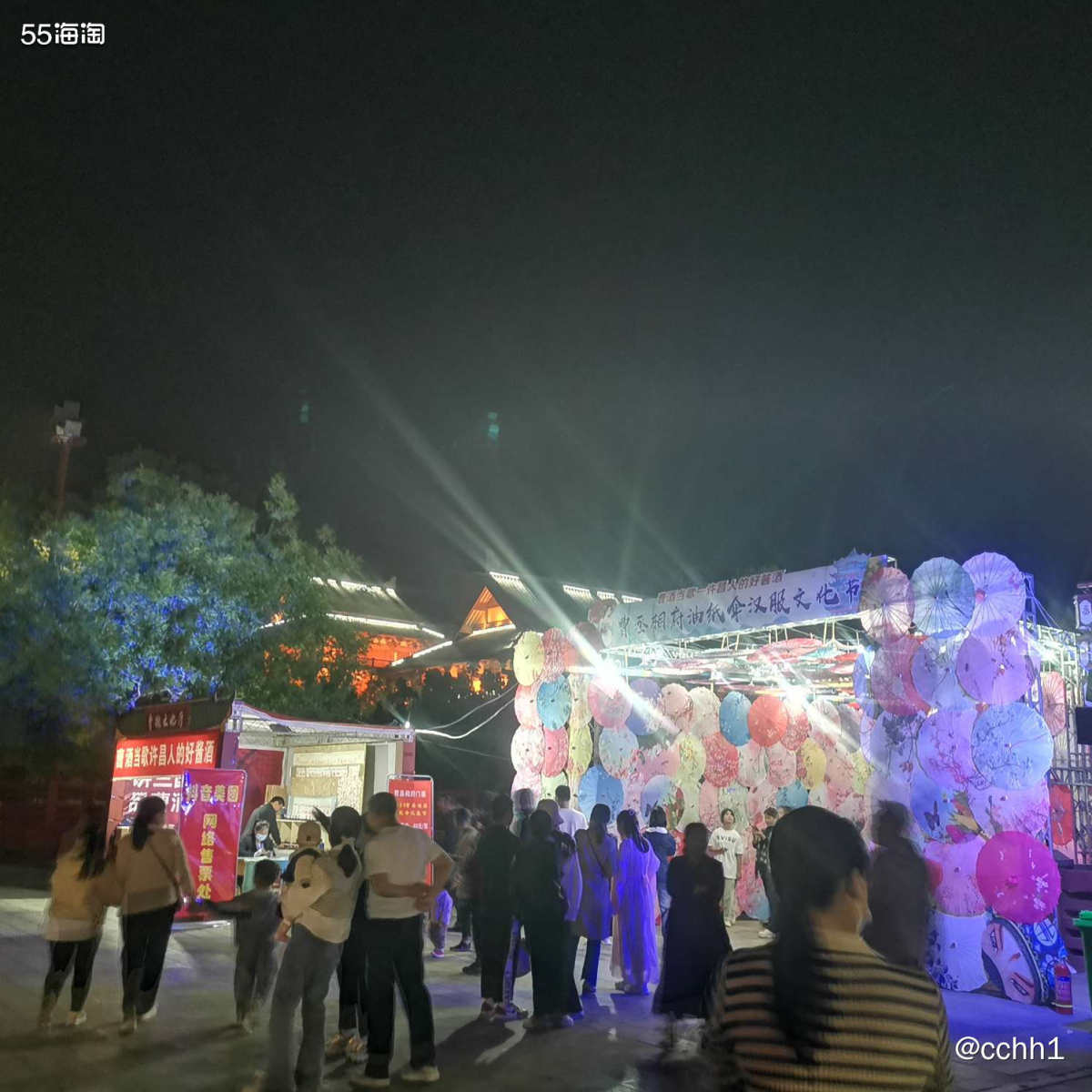 五一假期真的好多人出去玩呀～ 我和妹就晚上逛了一会曹魏古城 