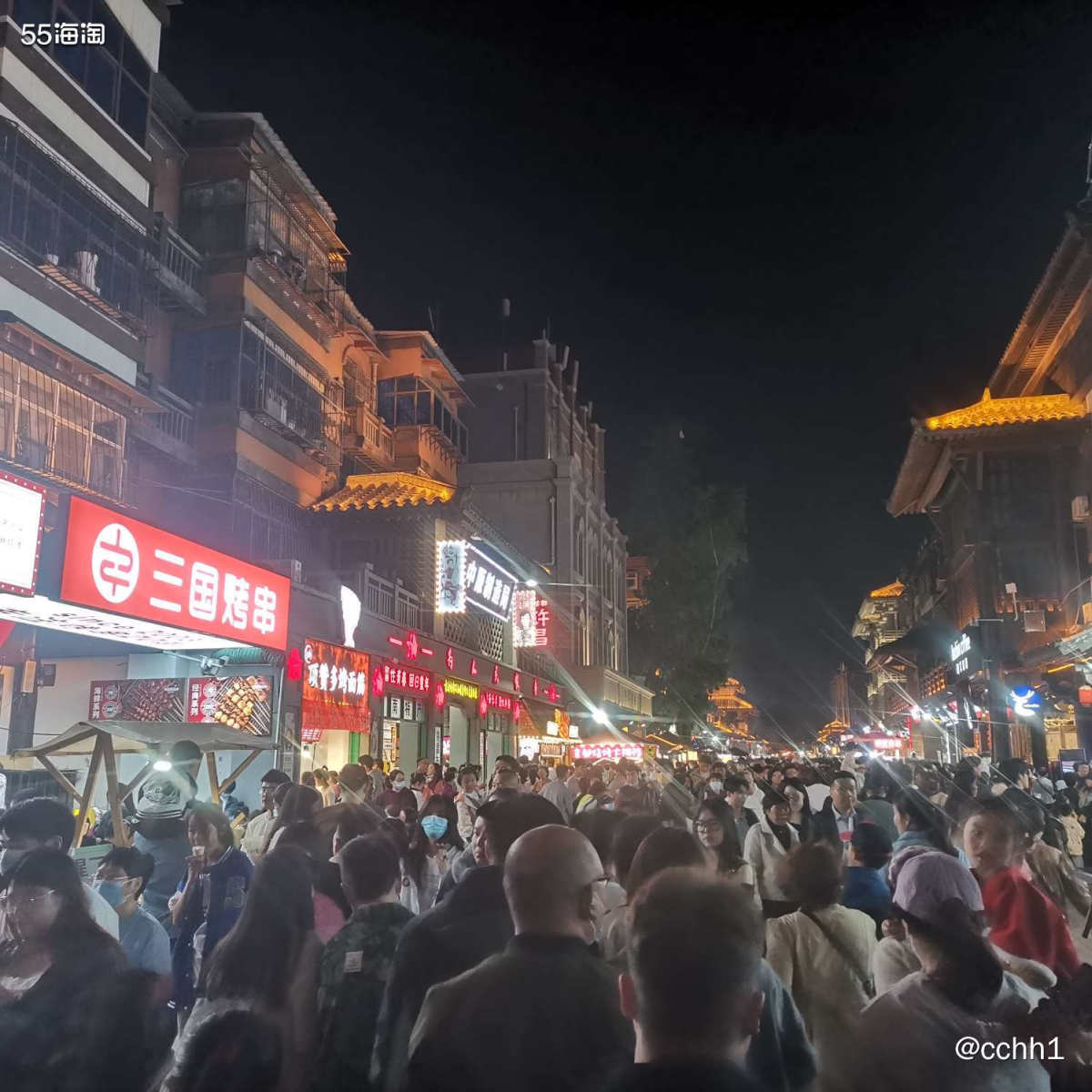 五一假期真的好多人出去玩呀～ 我和妹就晚上逛了一会曹魏古城 