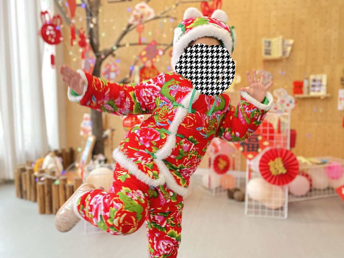 这个是今年幼儿园开学的时候老师要求要穿红色的衣服带红色的围巾