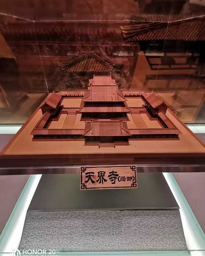 旅游景点中，最喜欢的是去各种博物馆，博物馆很值得去，有空调还