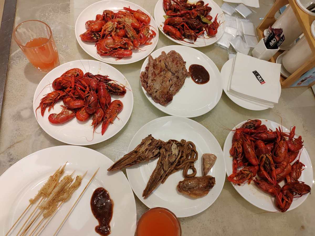 龙虾初上市，没忍住，在某美食APP搜到的这家小龙虾自助，去年