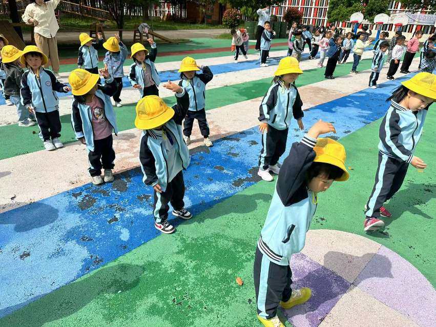 幼儿园统一小黄帽到啦！遮阳可以哒  二幼园统一的小黄毛。。。
