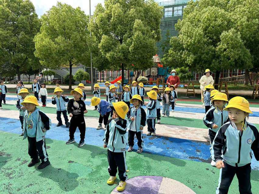 幼儿园统一小黄帽到啦！遮阳可以哒  二幼园统一的小黄毛。。。