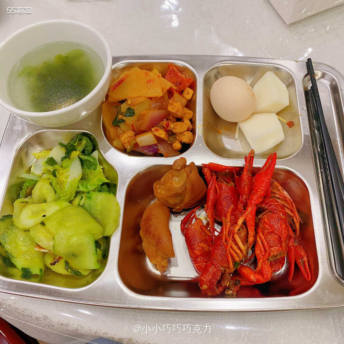 感觉这周食堂伙食都很不错呀，今天还有油焖大虾，就是虾的个头有
