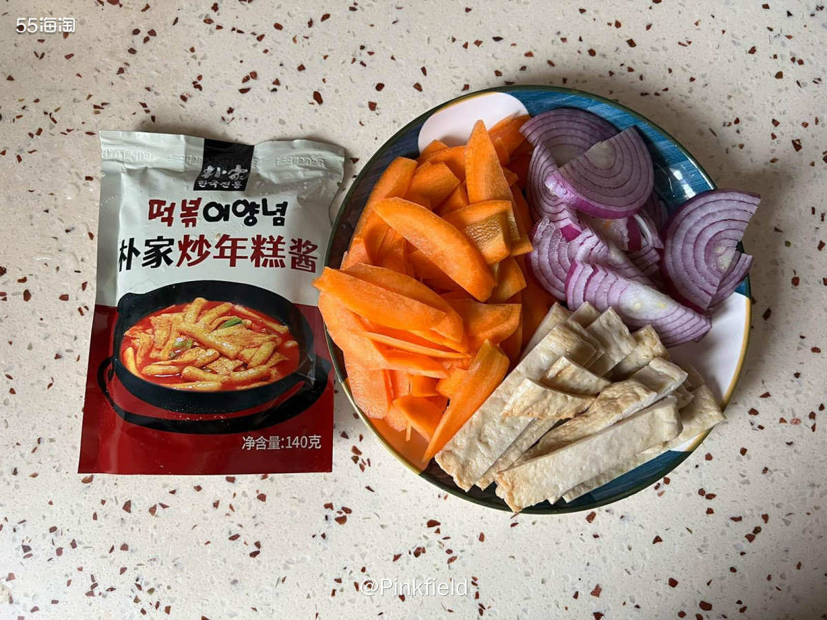 🍽好久没做辣炒芝士年糕了，这是上个月买的，放到了五一才做，