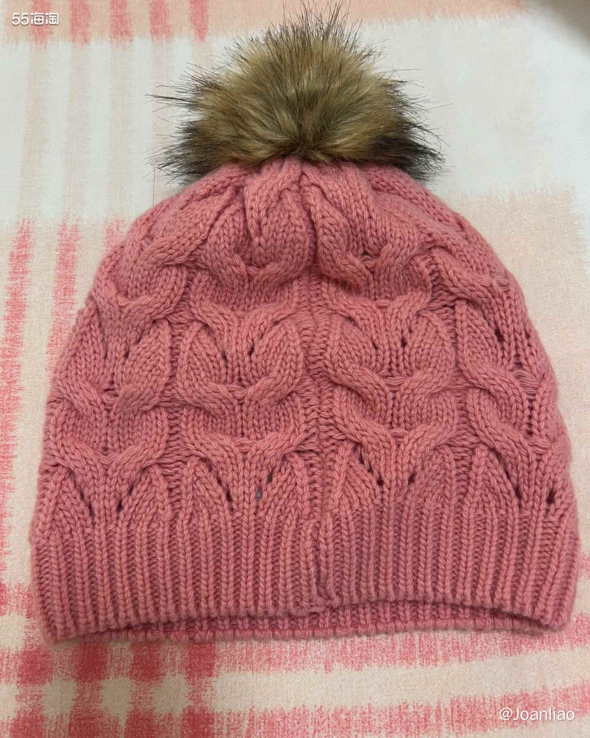 这款毛线帽是小熊家的，应该算是我少有的鲜艳颜色的帽子了。  