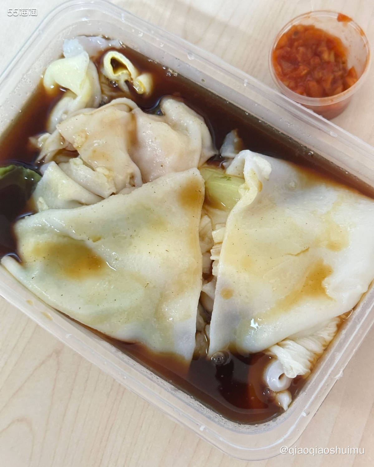 家门口有家肠粉店，很小的一个铺头，有时候会拍小队，只能外卖不