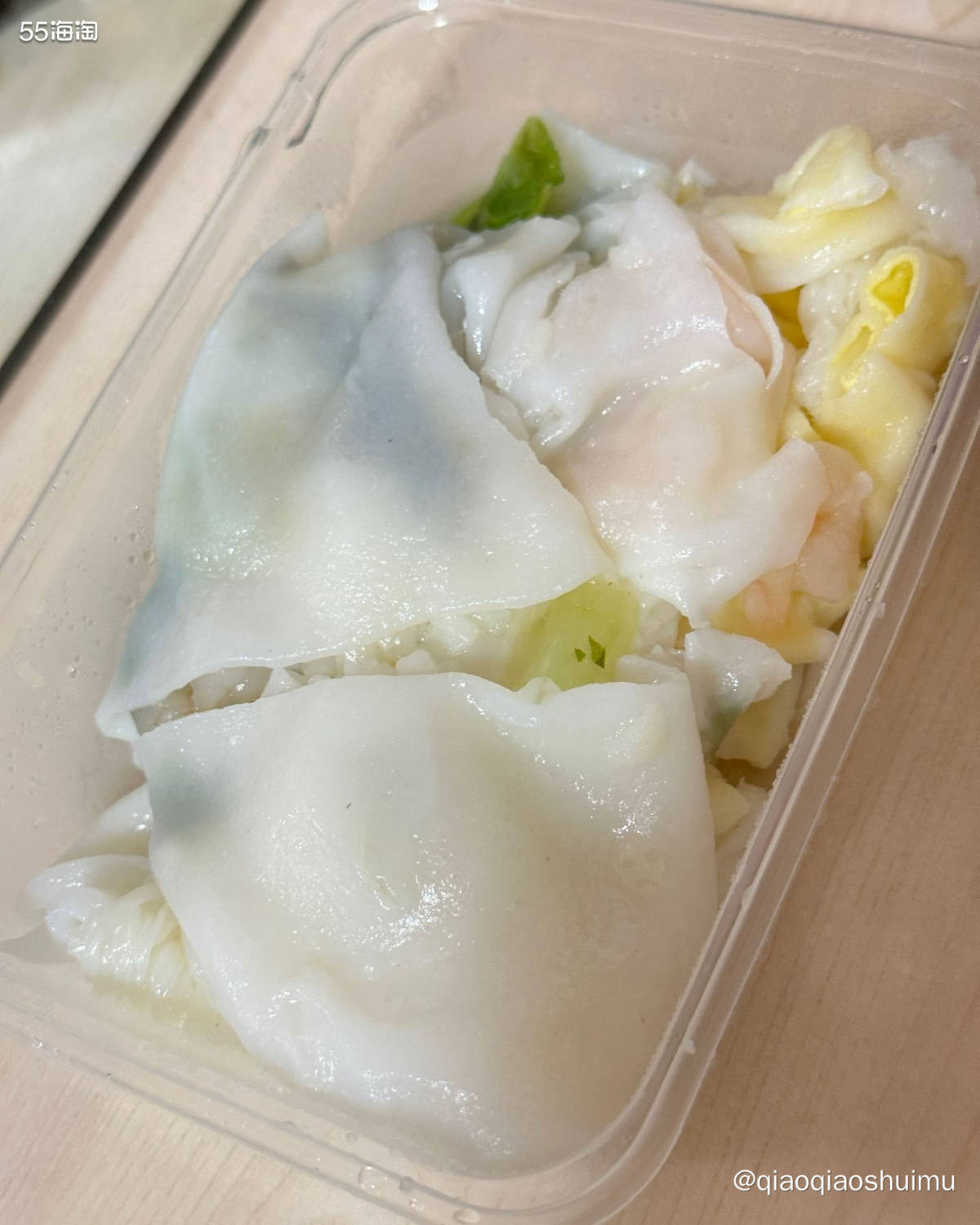 家门口有家肠粉店，很小的一个铺头，有时候会拍小队，只能外卖不