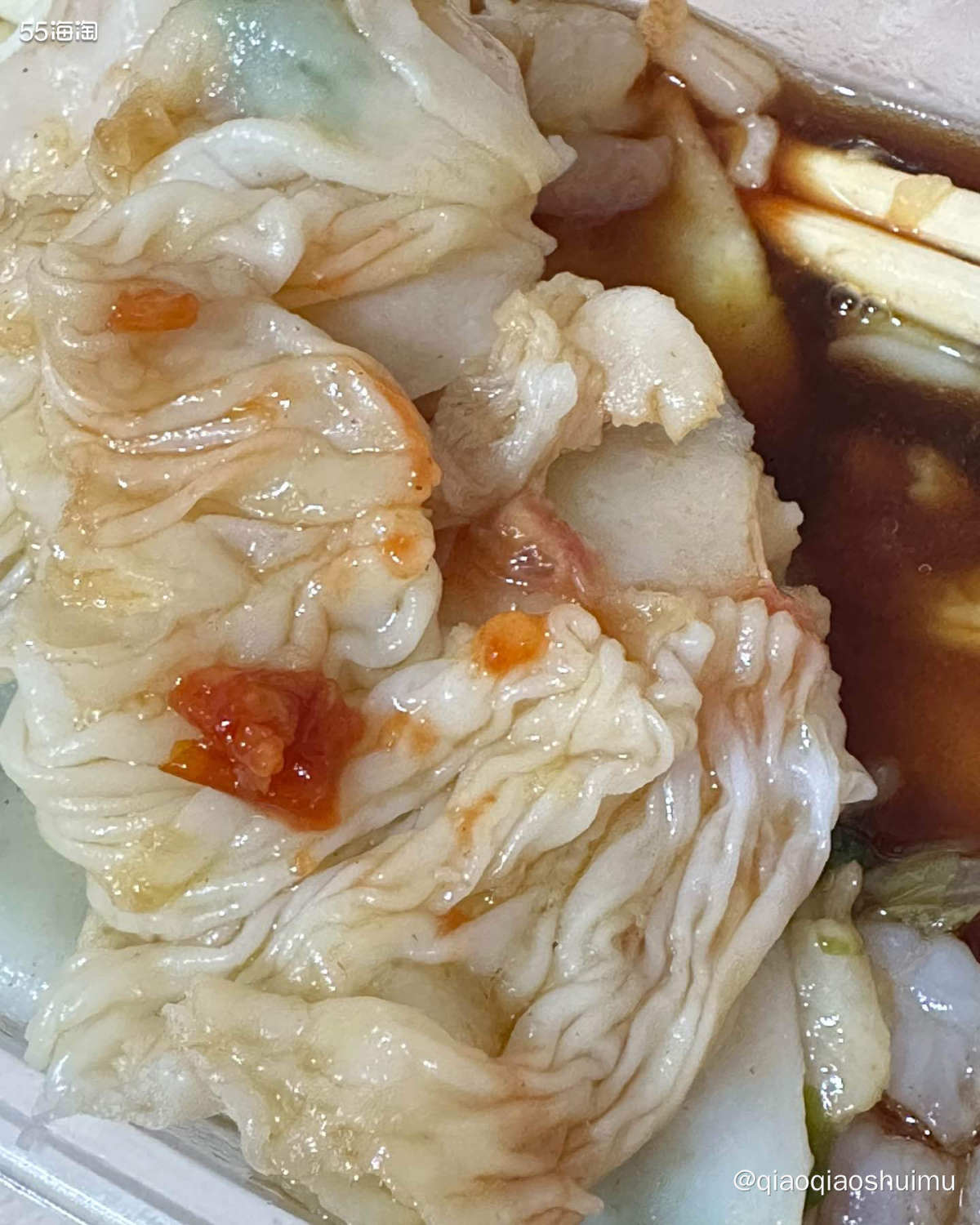 家门口有家肠粉店，很小的一个铺头，有时候会拍小队，只能外卖不