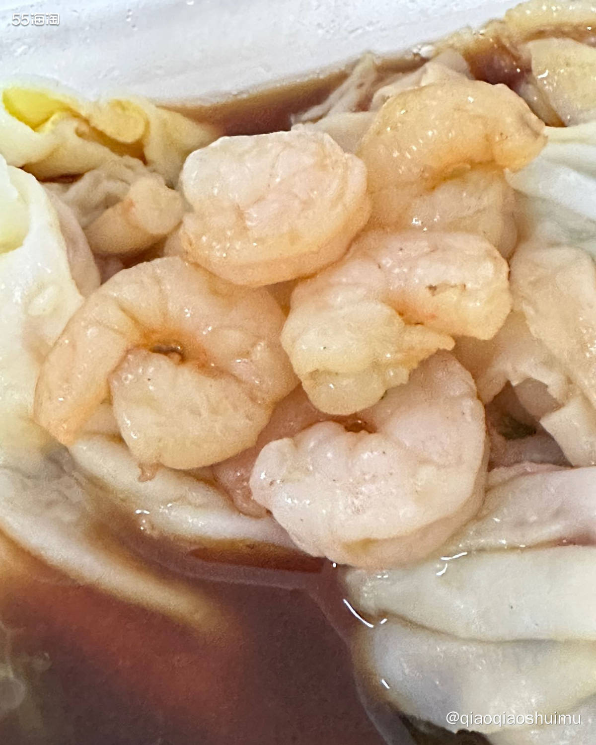 家门口有家肠粉店，很小的一个铺头，有时候会拍小队，只能外卖不
