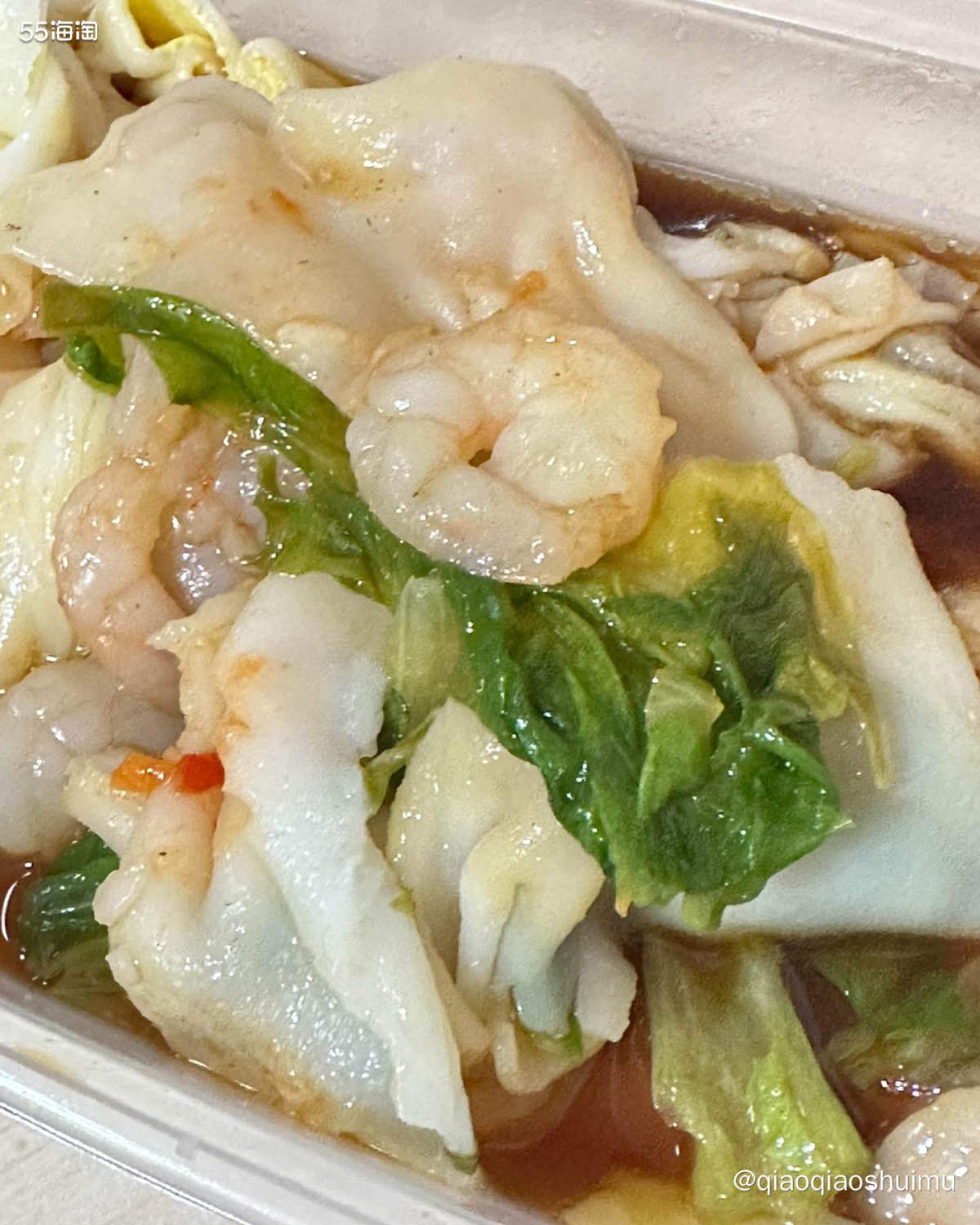 家门口有家肠粉店，很小的一个铺头，有时候会拍小队，只能外卖不