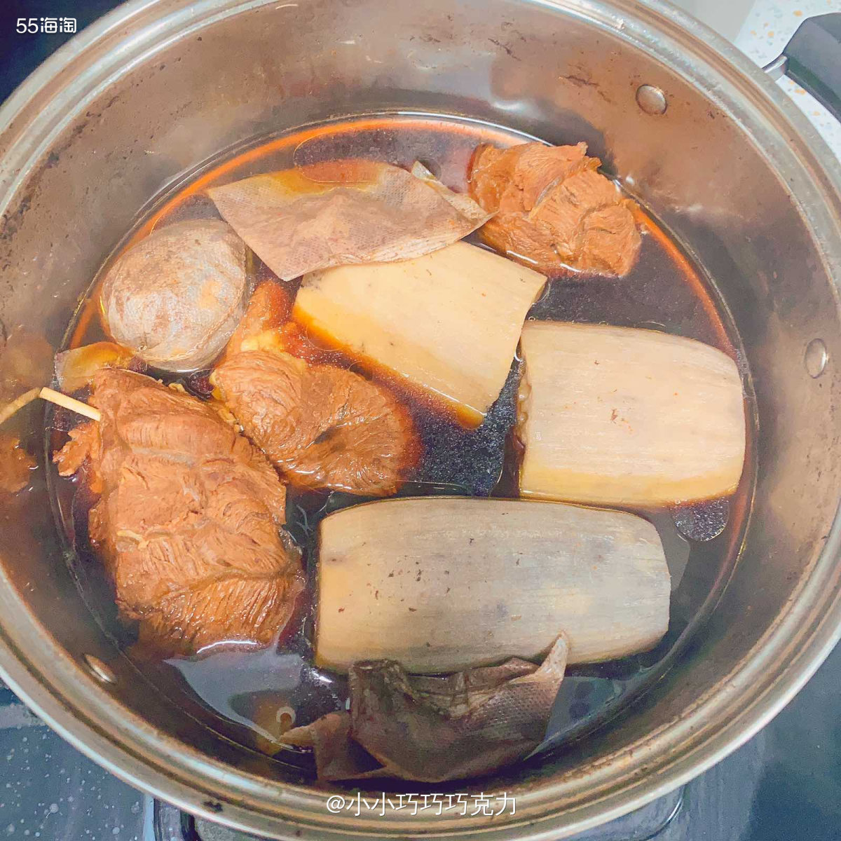 今天晚上是卤菜的一晚，两个锅齐上阵，左右开弓，卤了肉肉和一些