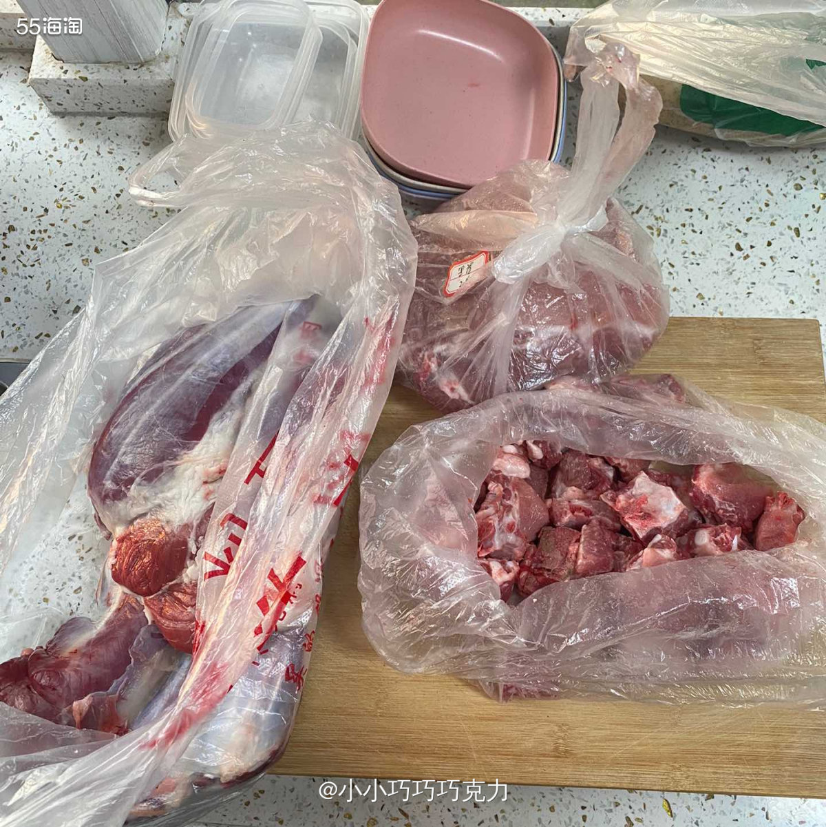 今天晚上是卤菜的一晚，两个锅齐上阵，左右开弓，卤了肉肉和一些