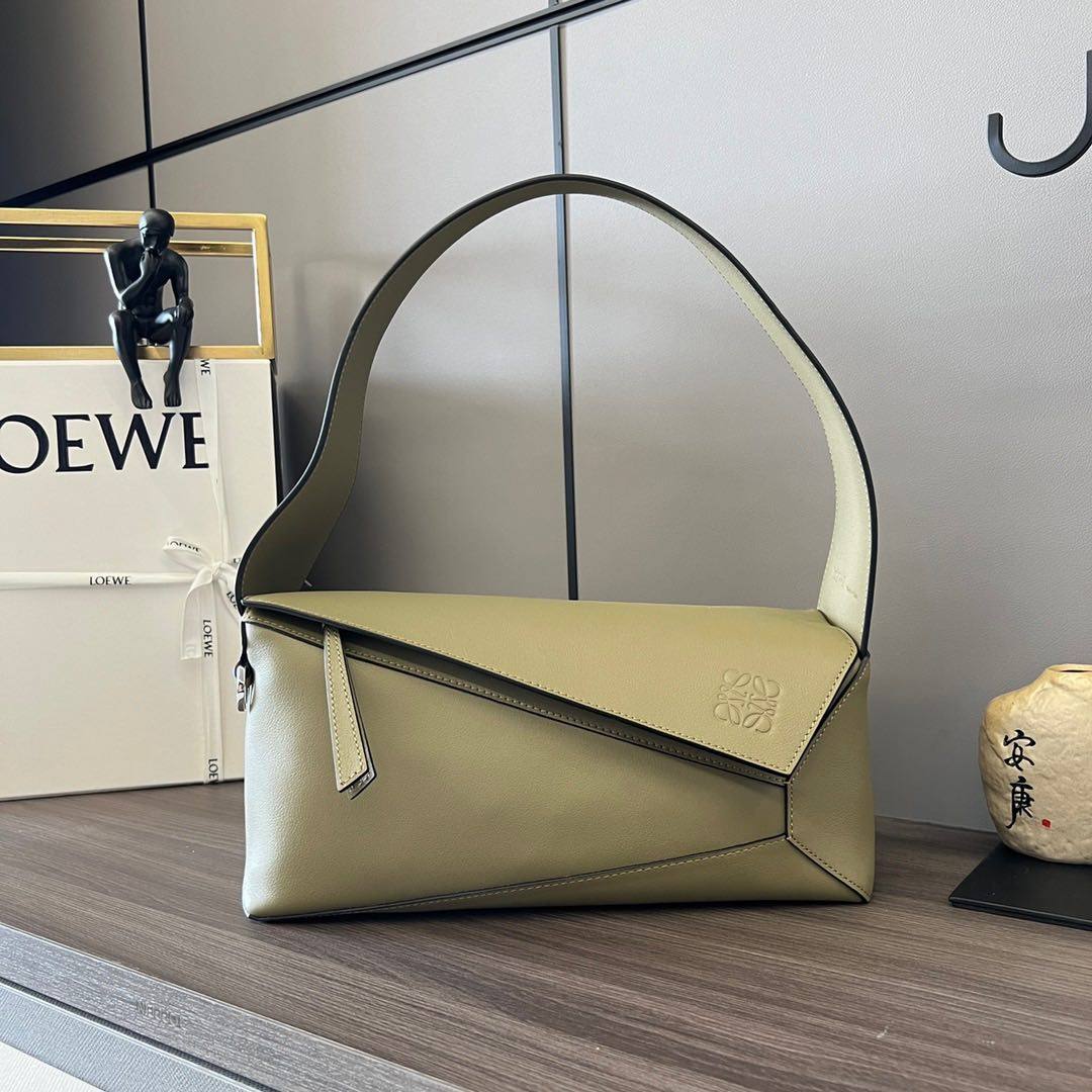 Loewe 好米的洋藓绿 puzzle Hobo 纳帕牛皮材