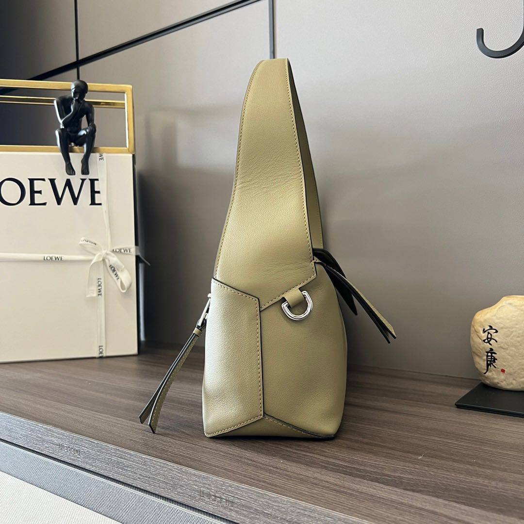 Loewe 好米的洋藓绿 puzzle Hobo 纳帕牛皮材