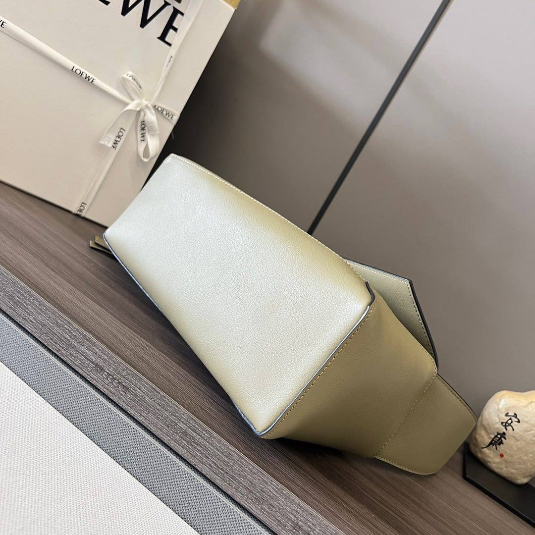 Loewe 好米的洋藓绿 puzzle Hobo 纳帕牛皮材