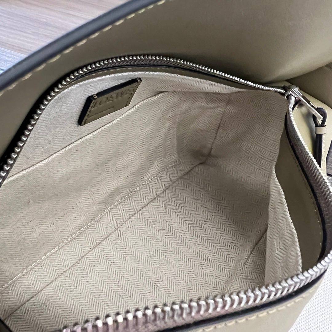 Loewe 好米的洋藓绿 puzzle Hobo 纳帕牛皮材
