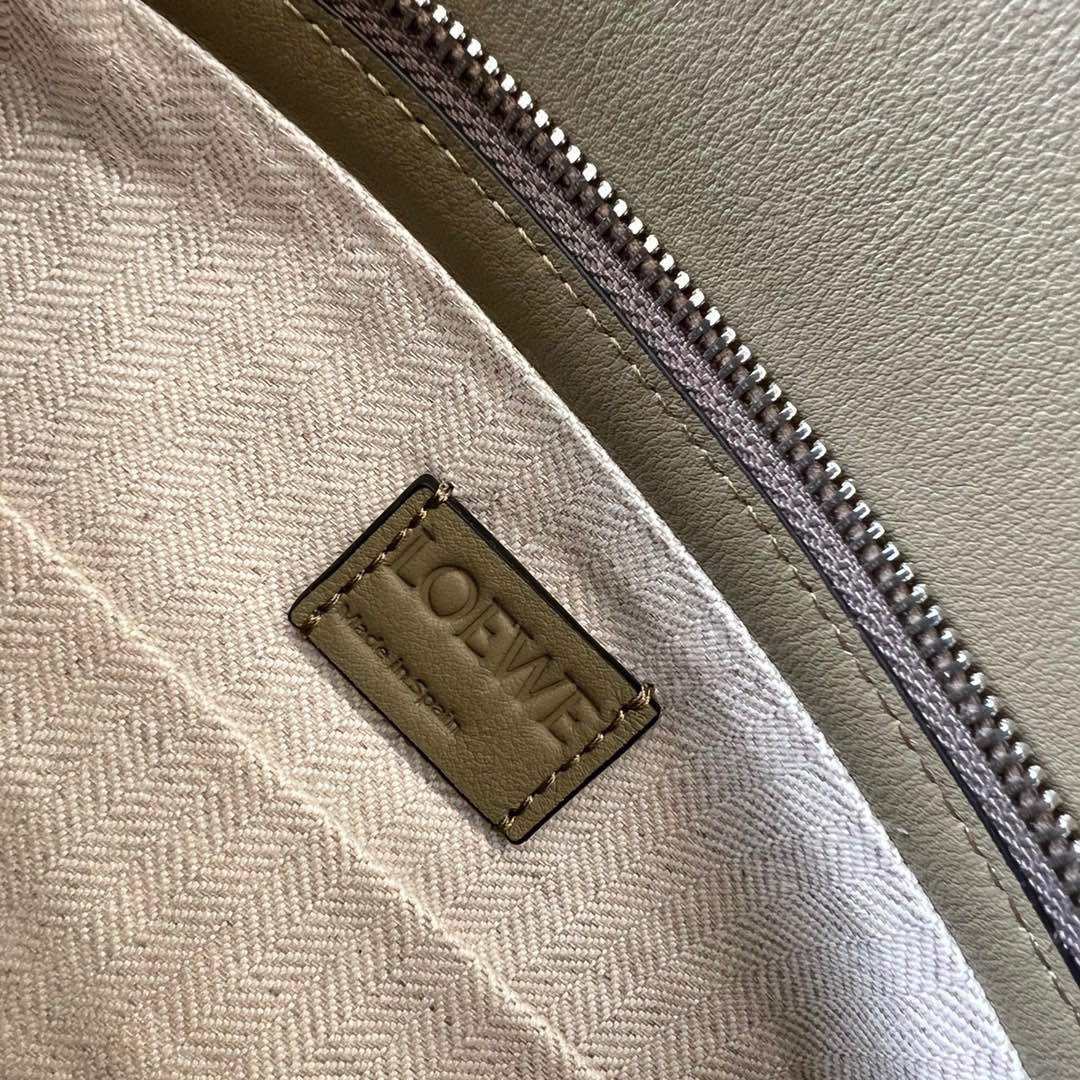 Loewe 好米的洋藓绿 puzzle Hobo 纳帕牛皮材