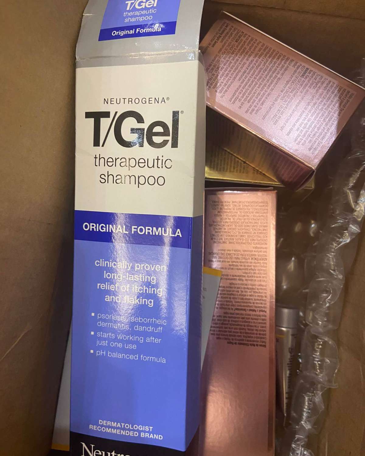 收到了3月买的雅顿粉胶和露得清的煤焦油洗发水。3月的雅顿活动