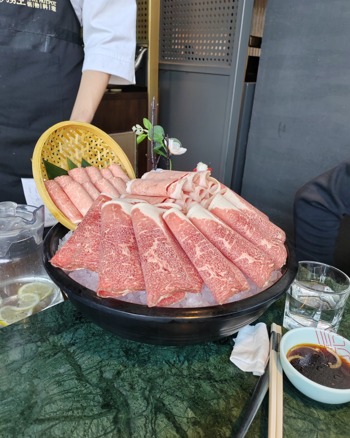 现在吃火锅都吃不了辣锅了，只能选捞王这种，胡椒猪肚鸡吃吃。算