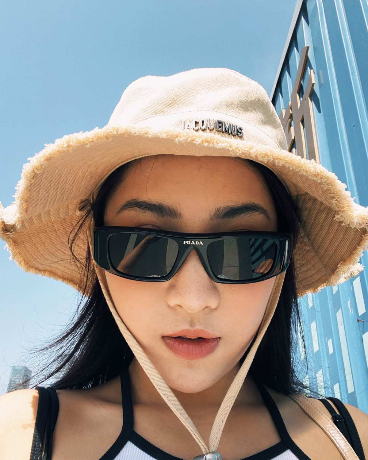 这个帽子是在海淘网站购买的，后面可以调节头尾，系上绳子，风再