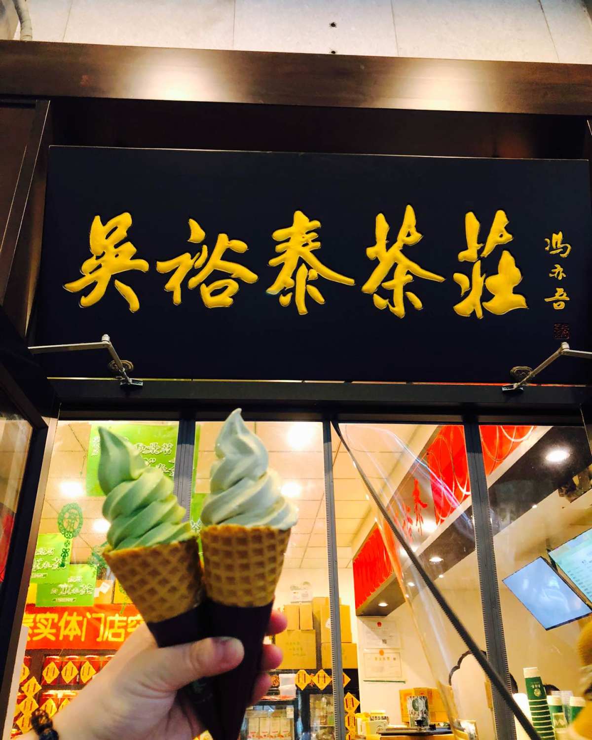 今天和朋友打卡颐和园，哪知道九点半到后就开始淅淅沥沥的下雨�