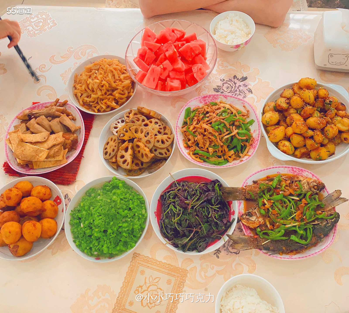 今天是母亲节啦，给妈妈送了点护肤品，买了点水果和零食，说带她