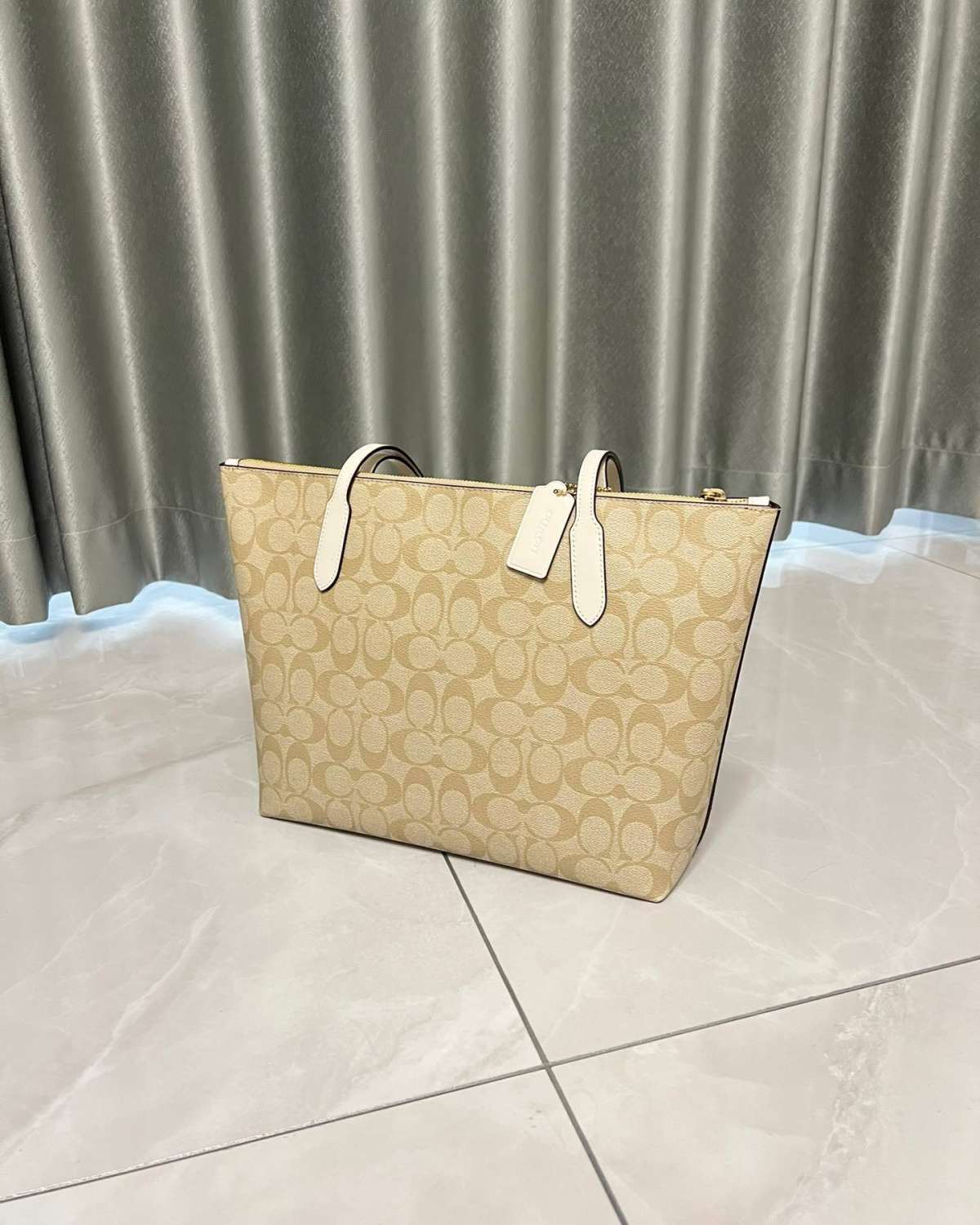 🥹一直想买一款托特，寻觅良久选定Coach这款30的包，3