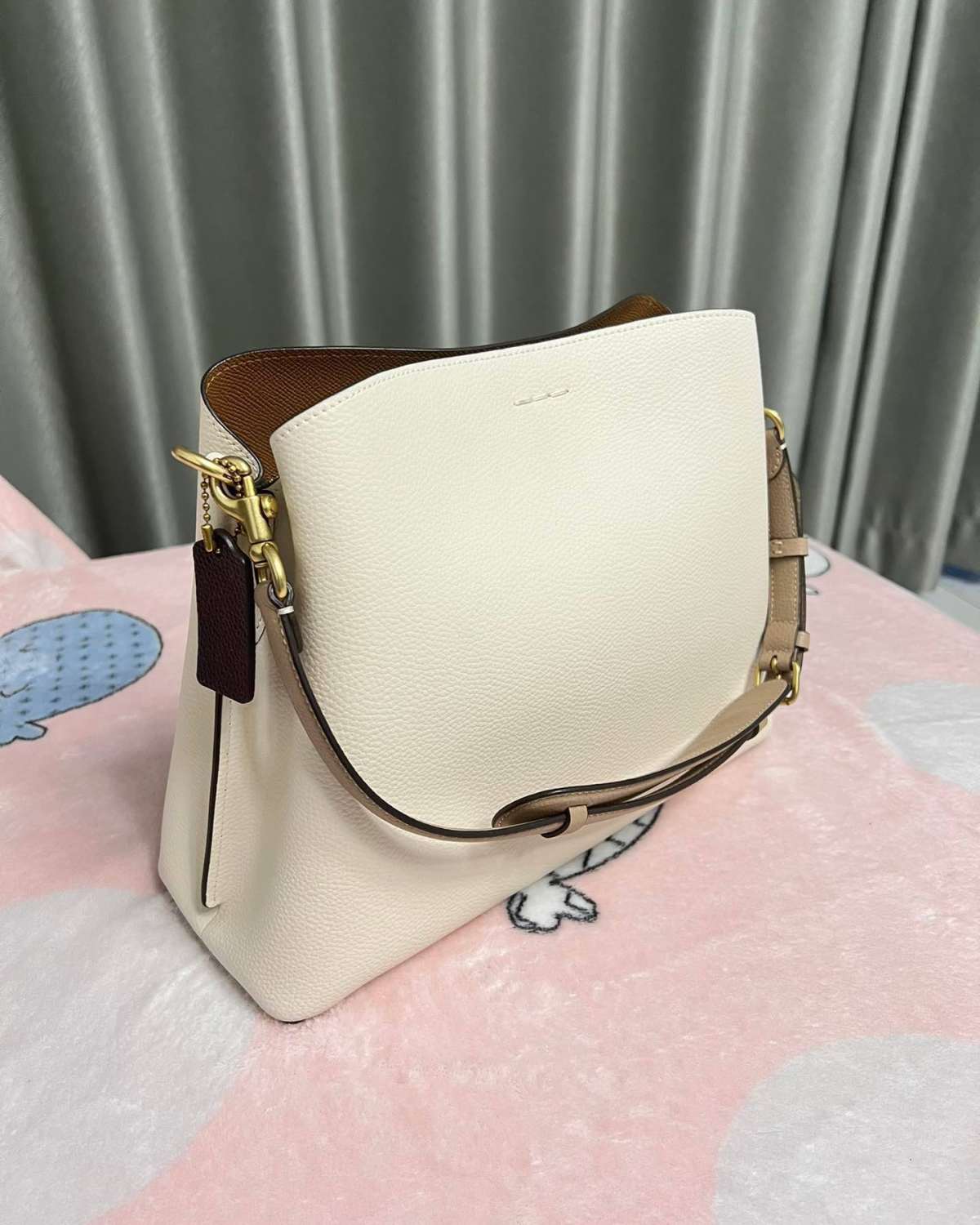 😭这只又爱又恨，爱它颜值超高皮质超软，恨我自己过完年那会儿