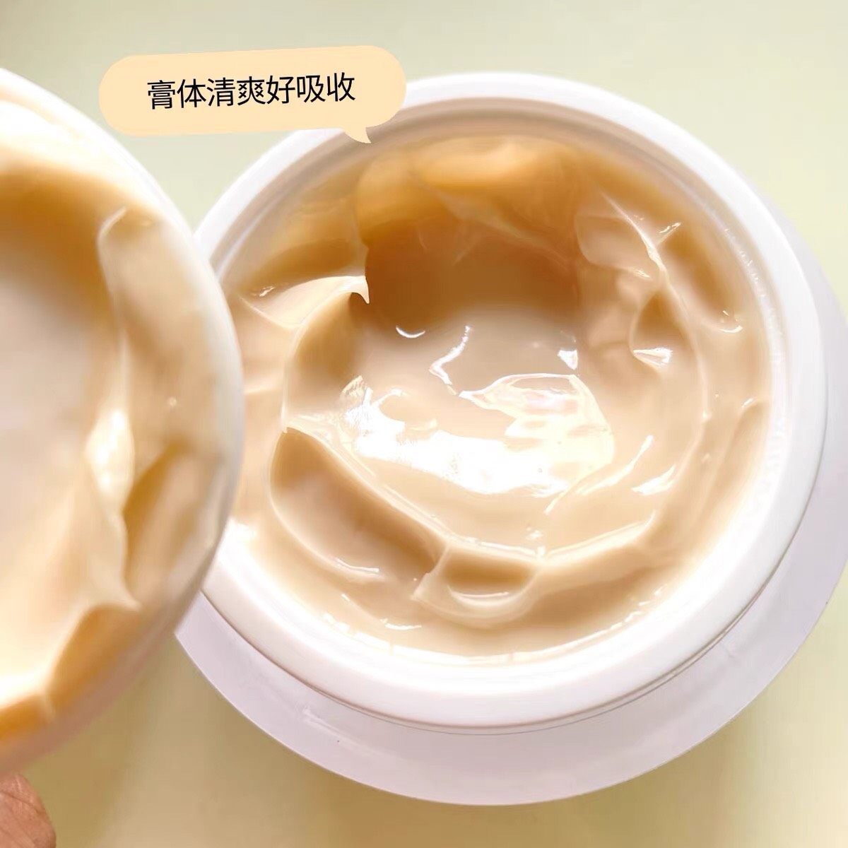 很多姐妹觉得夏天热不爱用面霜，但是抗老面霜还是非常有必要的，