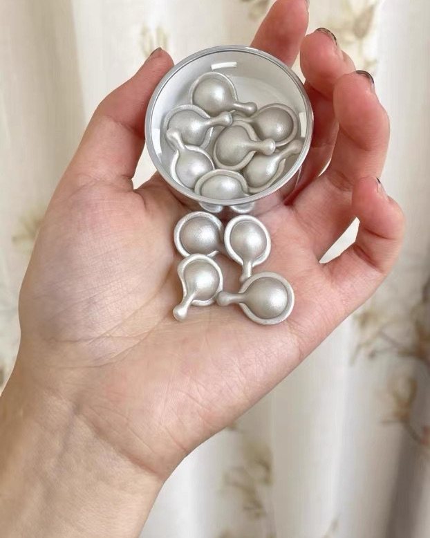 雅顿的胶最热门的应该就是金和粉了！但是作为雅顿的一员，银胶也